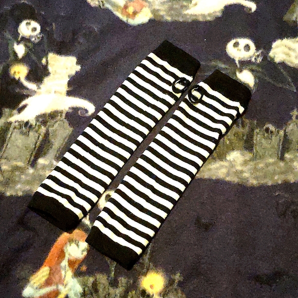 Hot Topic Accessories - B&W Stripe Arm Warmers